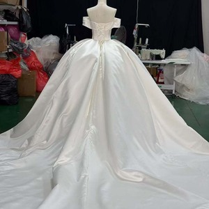 Hz009 Impresionante Vestido de Novia Moderno de Satén Duquesa con Cuello Retrato Color Marfil, Cintura Estilo Vichy y Apliques de Encaje Barroco Plateado - Product Image 2