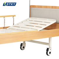 Lit d'hôpital manuel en bois avec levage par manivelle, lit de soins à domicile pour personnes âgées avec barrières en aluminium et roulettes silencieuses