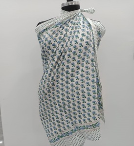 Sarong con Estampado de Hojas en Blanco y Azul Cerúleo, Bufanda de Algodón Hecha a Mano con Estampado Bagru, Regalo Único para Ella - Product Image 2