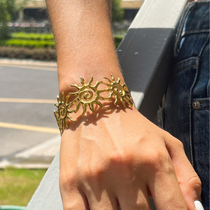 Sun Pattern Gold Tone <b>Bangle</b> <b>Bracelet</b> Geometric Design Unisex Jewelry - Product Image 3