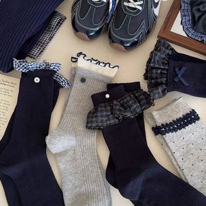 Chaussettes en dentelle pour femmes, mi-mollet, motif à carreaux, respirantes, absorbant la transpiration, en fibre de polyester, style jeune - Product Image 1