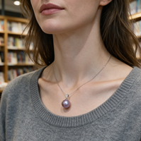 Collier de perles violettes Aurora 13,5 mm avec chaîne fine, accessoire de mariage noble, bijou de déclaration raffiné pour douche nuptiale