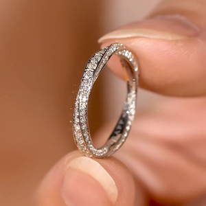 Anello Classico Semplice per Donne, Design Minimalista, Accessorio da Dito per Uso Quotidiano - Product Image 1