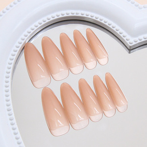 Faux ongles modernes de qualité supérieure, transparents effet glace, à presser, longs, forme amande, nude, élégants - Product Image 3