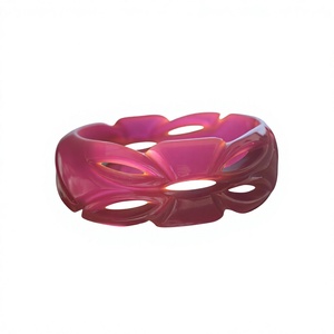 Brazalete de Resina Tallado a Mano, Joyería Artesanal para Mujer, Brazalete para Chicas y Mujeres, Accesorios de Moda con Estilo para Bodas - Product Image 4