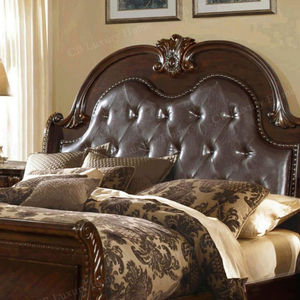 Ensemble de chambre d'hôtel haut de gamme en bois sculpté : Lit rembourré, coiffeuse en bois, tables de chevet et commode - Product Image 6