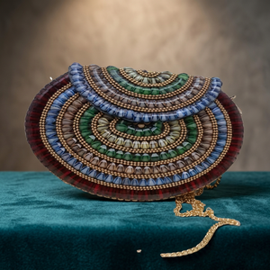 Sacs à dos et sacs à bandoulière multicolores pour femmes, design artistique indien, broderie d'amour, matériaux organiques sculptés, laiton durable - Product Image 3