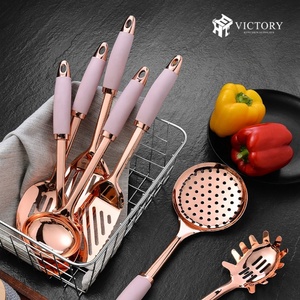 ชุดเครื่องครัวสแตนเลสเคลือบทองคำสีกุหลาบดีไซน์ใหม่ พร้อมด้ามจับ PP+TPR - Product Image 1