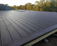 Planches de terrasse en bois composite pour l'extérieur, respectueuses de la peau Revêtement de sol en relief 3D pour usage domestique Texture bois WPC Composite Decking