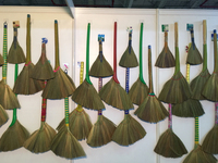 Balai à main VINACRAFT jaune de haute qualité avec long manche en paille et tête en herbe, y compris un pelle à poussière pour le nettoyage domestique, fabriqué au Vietnam