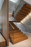 Escalier flottant en marbre CBMmart, escalier haut de gamme avec garde-corps en verre, éclairage avec détecteur de mouvement