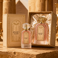 Disponibles en plusieurs formats, flacons de parfum plats réutilisables en verre de 50 ml et 100 ml avec étiquette personnalisée, pulvérisateur et bouchon pour usage cosmétique