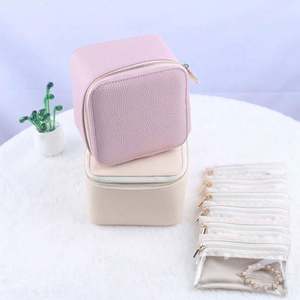 Estuche de Viaje para Joyas de Mujer con Exterior de Cuero, 6 Bolsillos de Terciopelo con Cierre para Guardar Aretes, Collares y Anillos - Product Image 6