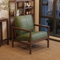 Fauteuil décoratif en cuir de style moderne avec structure en bois massif, confortable pour salon, appartement ou hôtel