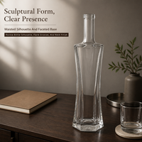 Bouteille en verre Solent Tall Hourglass pour spiritueux, avec rainures latérales sculptées et base épaissie à facettes, emballage en gros
