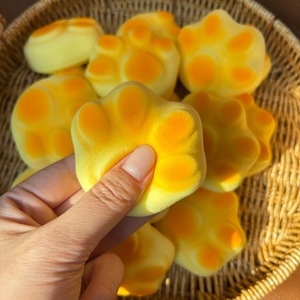 Juguete Antiestrés <span class=keywords><strong>de</strong></span> Pan <span class=keywords><strong>de</strong></span> Queso al por Mayor, Juguete Pequeño <span class=keywords><strong>de</strong></span> Alimentos Realistas <span class=keywords><strong>de</strong></span> Rebote Lento, Suave y Blandito para Aliviar el Estrés - Product Image 2