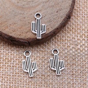 Colgante de <span class=keywords><strong>cactus</strong></span> Saguaro acanalado de 7x15mm de aleación de zinc en plata envejecida para tobillera estilo bohemio del desierto - Product Image 2