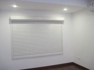 Volets roulants extérieurs en alliage d'<span class=keywords><strong>aluminium</strong></span> économiques, design moderne, ouverture verticale, écran de sécurité, protection solaire - Product Image 4