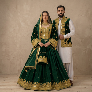 Robe de soirée longue en satin de coton vert brodé, style royal, sans plis, avec détails dorés et manches longues - Product Image 3