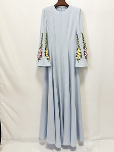 Vestido de noche Bettergirl en stock, colección Celebrity 2026, con bordado pesado, mangas acampanadas florales en 3D y falda larga maxi con vuelo completo. - Product Image 3
