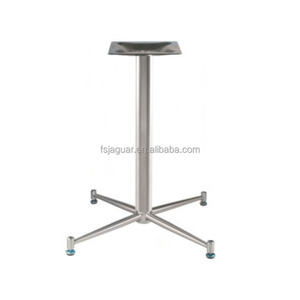 Pied de table commercial en acier inoxydable à <span class=keywords><strong>4</strong></span> <span class=keywords><strong>pieds</strong></span> croisés avec <span class=keywords><strong>pieds</strong></span> réglables pour restaurant, café, bar - Product Image 1