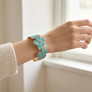 Bracelet ouvert multi-fleurs de frangipanier pour femme, en métal doré, avec motif floral en émail, élégant, cadeau de mariage, bijoux - Product Image 3
