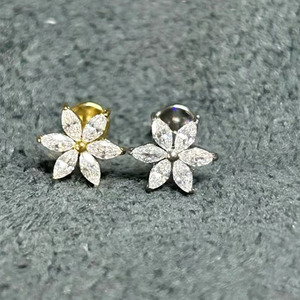 Bijoux <span class=keywords><strong>de</strong></span> corps <span class=keywords><strong>en</strong></span> titane personnalisés <span class=keywords><strong>en</strong></span> gros, boucles d'oreilles clous romantiques et tendance, unisexe, fleur plaquée or, zircon cubique, bijoux fins, cadeau - Product Image 3