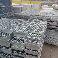 Marches d'escalier en acier au carbone pour système de drainage, usage villa et parc - Grilles de sécurité antidérapantes, durables et anticorrosion