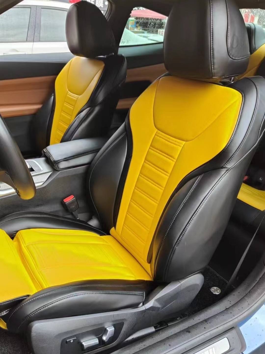 Contraste noir et jaune