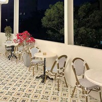 Ensemble de table et de chaises de restaurant moderne pour l'extérieur, avec structure en bois, pour la cour d'une villa et la terrasse d'un café