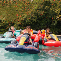 Flotador Inflable de PVC con Forma de Auto de Carreras YUNJU, Tumbona Acuática con Respaldo para Niños y Adultos, OEM