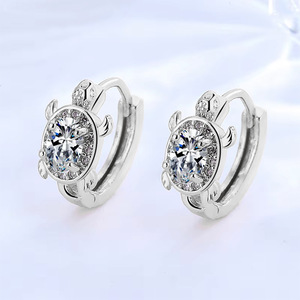 Pendientes de tuerca de moissanita VVS GRA de corte redondo con diseño de cola de pez de líneas simples, rellenos de oro de 14K, joyería de uso diario para mujer - Product Image 3