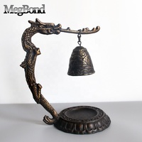 En fonte Chinoise dragon design table cloche en or antique couleur
