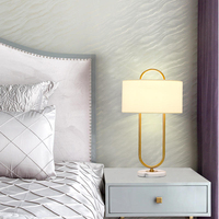 Lampe de bureau au design nordique simple avec base en marbre, lampe de chevet classique en métal et tissu pour chambre à coucher et villa, lampe de lecture.
