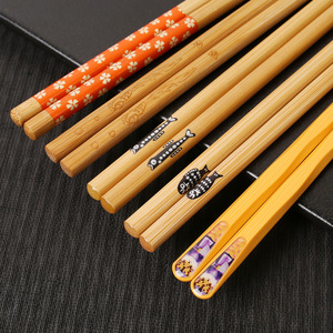 Palillos de bambú estilo japonés, puntiagudos, 5 pares en caja de regalo negra con diseño floral de peces, para regalos. - Product Image 4