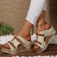 Sandales d'été compensées à bout ouvert pour femme, avec clous métalliques de créateur, plateforme à semelle épaisse, talons hauts