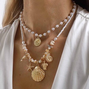 Collar de estilo bohemio con conchas marinas y estrellas de mar, ideal para vacaciones en la playa, con cuentas y piedras trituradas, en capas, para llevar alrededor de la clavícula. - Product Image 1