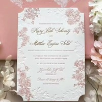 Invitation de mariage personnalisée avec rose en relief, papier fait main à bords festonnés avec monogramme pour la cérémonie de mariage