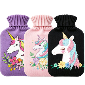 Bolsa de Agua Caliente de Goma de Buena Calidad y Económica de 2l con Funda Tejida de Unicornio - Product Image 1