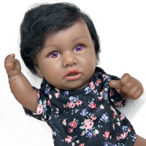 Muñeca bebé de simulación con cabello rizado de 12 pulgadas y ropa floral, muñeca reencarnada, muñeca de piel negra afroamericana - Product Image 2