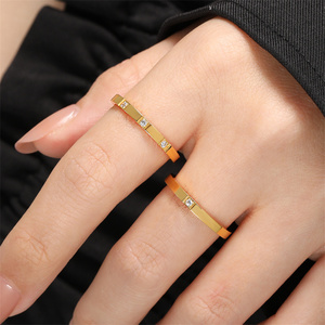 Hot 2mm un <span class=keywords><strong>anello</strong></span> di <span class=keywords><strong>diamanti</strong></span>/<span class=keywords><strong>tre</strong></span> <span class=keywords><strong>diamanti</strong></span> <span class=keywords><strong>a</strong></span> nastro <span class=keywords><strong>anello</strong></span> di titanio acciaio al titanio Ring18K oro placcato in acciaio inossidabile <span class=keywords><strong>anello</strong></span> d'oro per la ragazza - Product Image 4