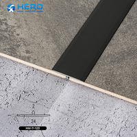 Profilé de transition en aluminium en forme de T, finition métallique brossée bronze, avec bordure pour carrelage extérieur et terrasse
