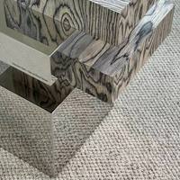 Table basse moderne en acier inoxydable et bois massif avec plateau en verre trempé, placage multicouche durable, personnalisable pour le salon