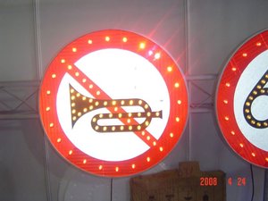 Avertissement de sécurité routière <span class=keywords><strong>Flash</strong></span> Offre Spéciale personnalisé LED panneau de signalisation à énergie solaire avec> 800m de visibilité IP65 étanche multi-formes - Product Image 5