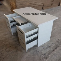 Bureau de travail moderne en métal de 140 cm avec 6 tiroirs, gris et blanc, en acier, avec plateau pour clavier et 3 passages pour câbles