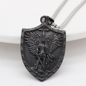 Collana con Ciondolo a Scudo in Acciaio al Titanio per Uomo, Stile Retrò Personalizzato Europeo e Americano con Croce e Angelo Guerriero - Product Image 5