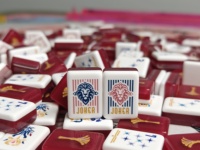 Jeu de Mahjong en Acrylique 160 Tuiles Motif Bourgogne Or Étoiles Pliées Points Plume Vents Art Déco Collectionneurs Années Folles Fête Social