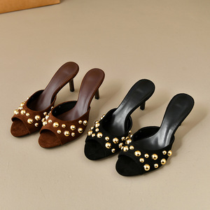 รองเท้าส้นสูงประดับหมุดแบบเซ็กซี่สำหรับสาวพลัสไซส์  รองเท้าส้นเข็มหนังกลับสำหรับฤดูร้อน ดีไซน์เปิดหน้าเท้า สวยหรูสำหรับผู้หญิง - Product Image 4