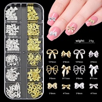 12 compartiments de breloques métalliques mixtes pour ongles (dorées et argentées, nœuds, papillons, étoiles, rivets, perles, tranches) pour la décoration DIY des ongles en salon de manucure