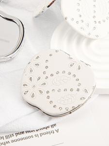 Miroir de poche compact en forme de pomme, en cuir PU blanc, avec motif feuille en relief, strass scintillants, double face, verre HD - Product Image 4